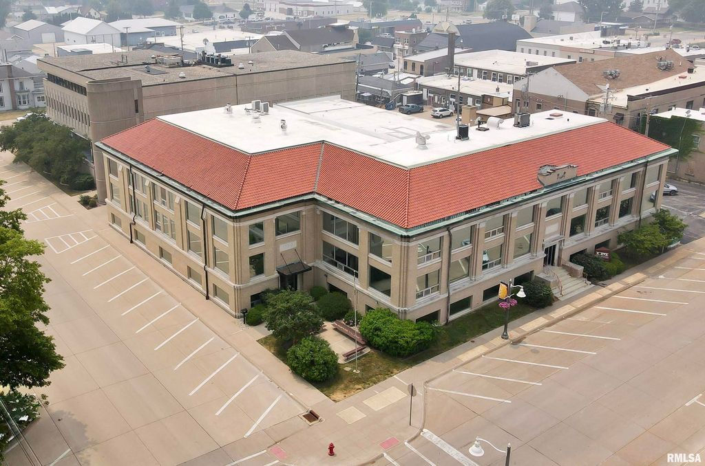 509 9th St Apt 307, De Witt, IA 52742