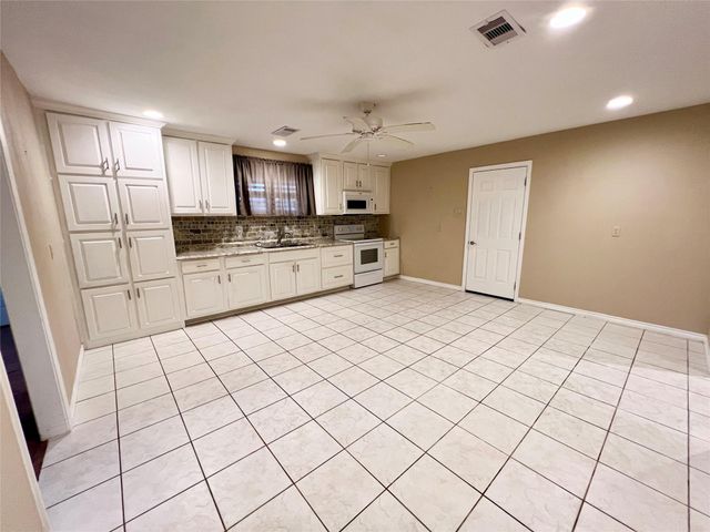 2814 12th Avenue N, Texas City, TX 77590