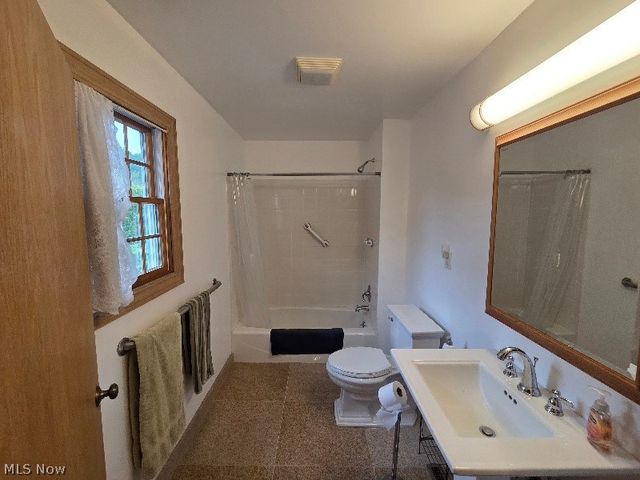 3221 Seifert Lewis Road, Hubbard, OH 44425