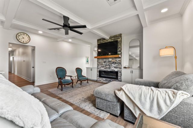 18042 Critter Cove Ln, Livingston, LA 70754