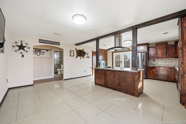 1037 county road 7711, Devine, TX 78016