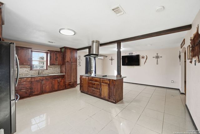 1037 county road 7711, Devine, TX 78016