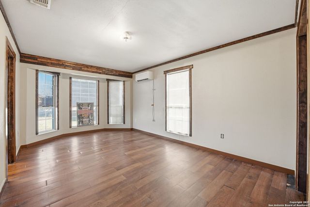 1037 county road 7711, Devine, TX 78016