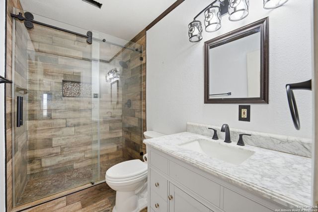 1037 county road 7711, Devine, TX 78016