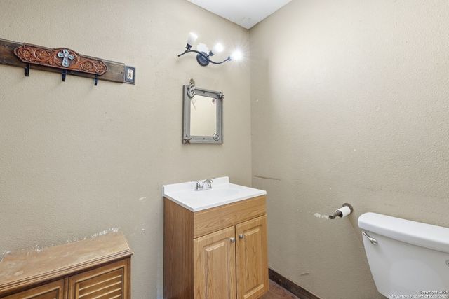 1037 county road 7711, Devine, TX 78016