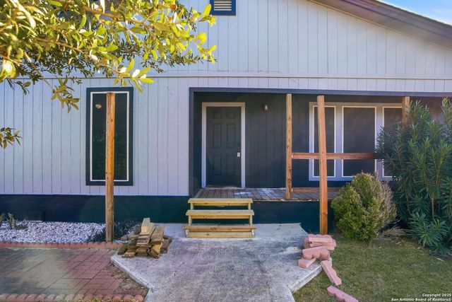 1037 county road 7711, Devine, TX 78016