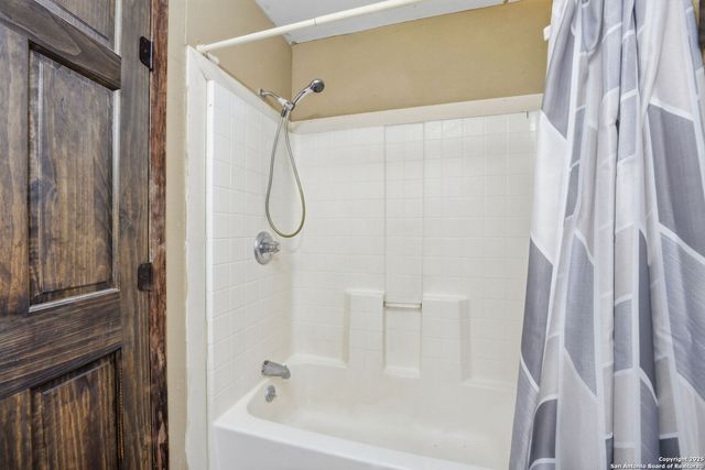 1037 county road 7711, Devine, TX 78016