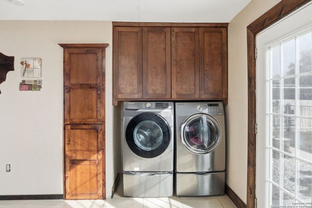 1037 county road 7711, Devine, TX 78016