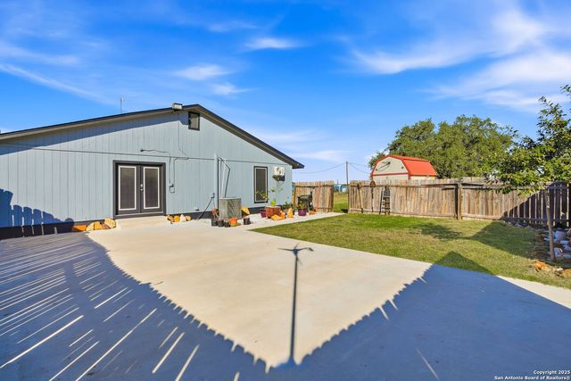 1037 county road 7711, Devine, TX 78016