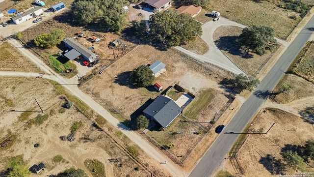 1037 county road 7711, Devine, TX 78016