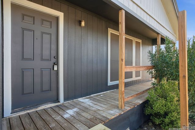 1037 county road 7711, Devine, TX 78016