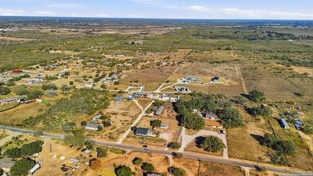 1037 county road 7711, Devine, TX 78016