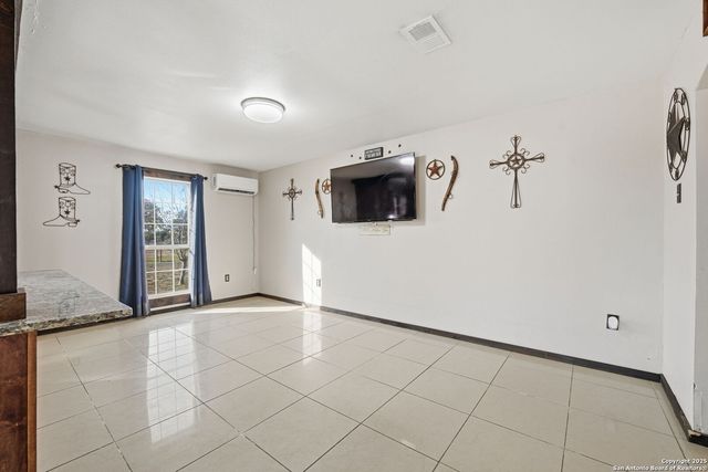 1037 county road 7711, Devine, TX 78016