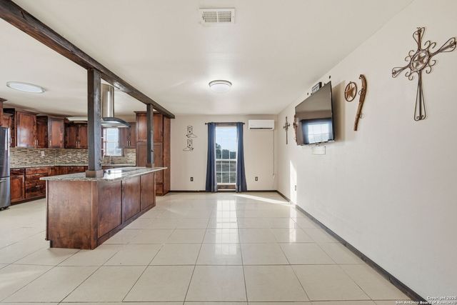 1037 county road 7711, Devine, TX 78016