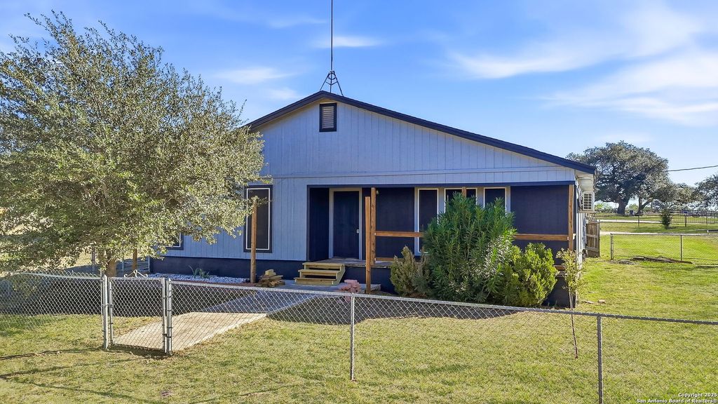 1037 county road 7711, Devine, TX 78016