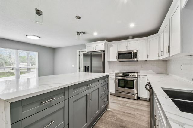 6005 LAKESIDE DRIVE, Lutz, FL 33558