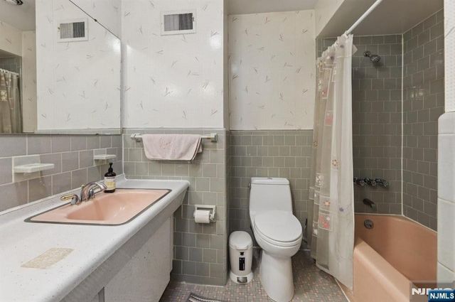 384 Rutland Avenue, Teaneck, NJ 07666