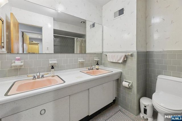 384 Rutland Avenue, Teaneck, NJ 07666