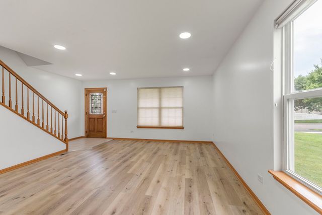1129 S Wabena Avenue, Minooka, IL 60447