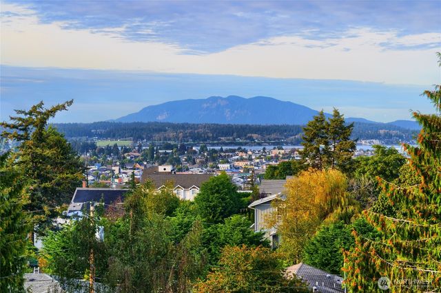 4111 R Avenue, Anacortes, WA 98221