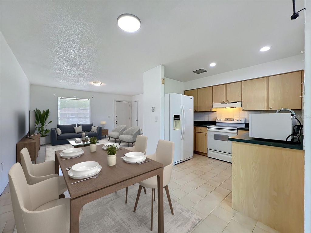 Image 5 of property listing at 7701 COOT STREET, Orlando, FL 32822