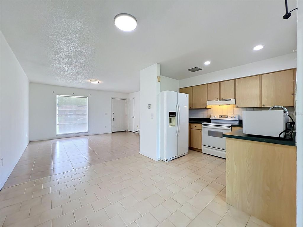 Image 6 of property listing at 7701 COOT STREET, Orlando, FL 32822