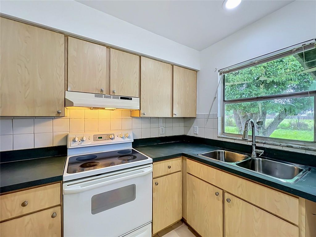 Image 8 of property listing at 7701 COOT STREET, Orlando, FL 32822
