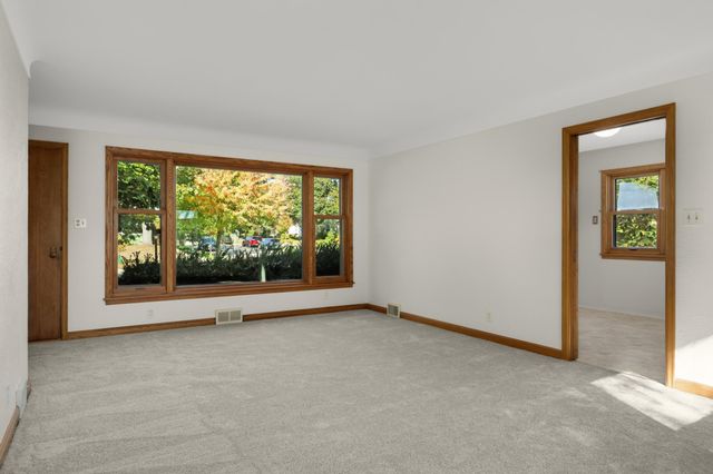 1208 Hoyt Avenue E, Saint Paul, MN 55106