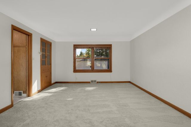 1208 Hoyt Avenue E, Saint Paul, MN 55106