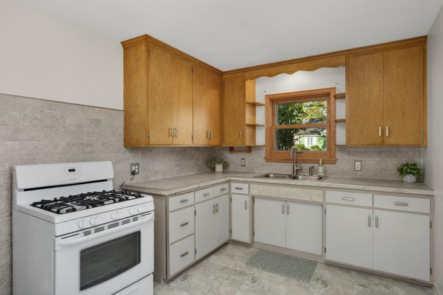 1208 Hoyt Avenue E, Saint Paul, MN 55106
