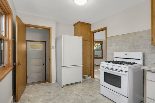 1208 Hoyt Avenue E, Saint Paul, MN 55106