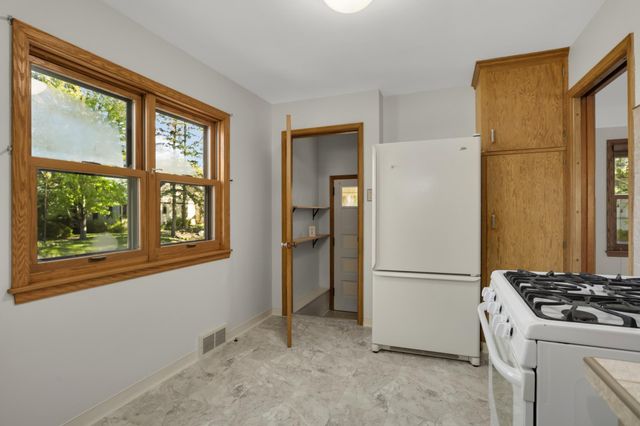 1208 Hoyt Avenue E, Saint Paul, MN 55106