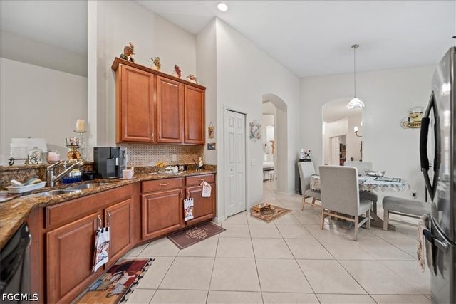 2714 Brightside CT, Cape Coral, FL 33991