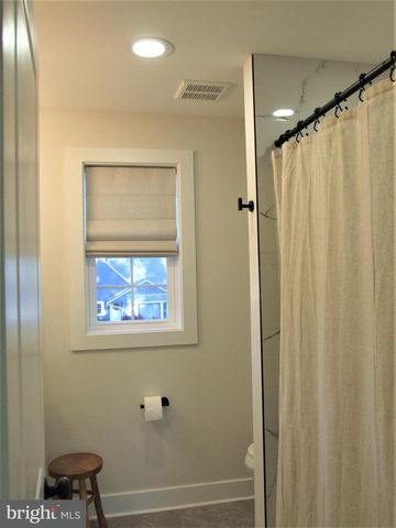 37 NARCISSUS LN, Levittown, PA 19054