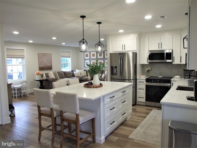 37 NARCISSUS LN, Levittown, PA 19054
