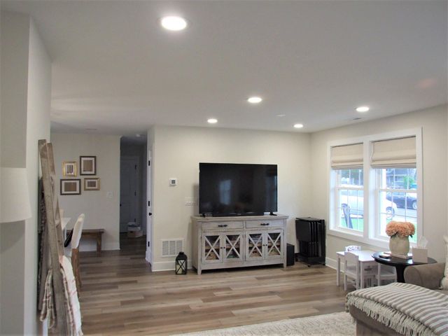 37 NARCISSUS LN, Levittown, PA 19054