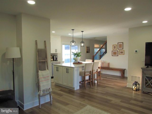 37 NARCISSUS LN, Levittown, PA 19054