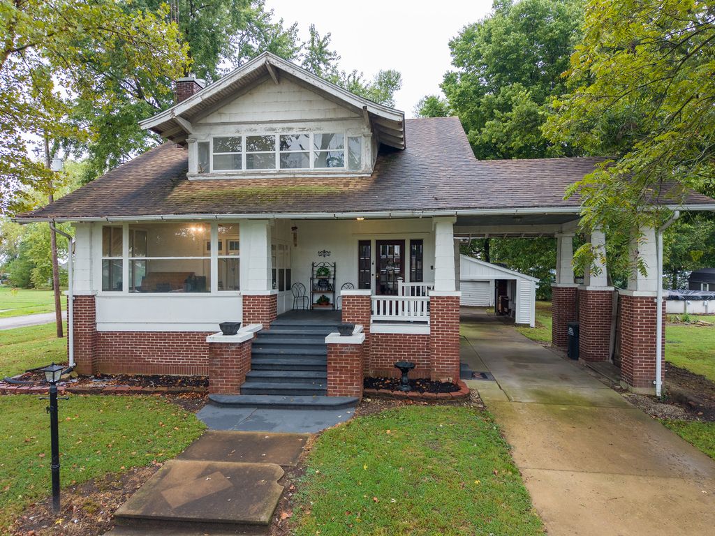 Image 1 of property listing at 311 E Monroe Avenue, Farina, IL 62838