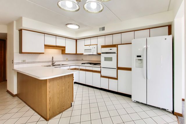 6980 W Touhy Avenue 402, Niles, IL 60714