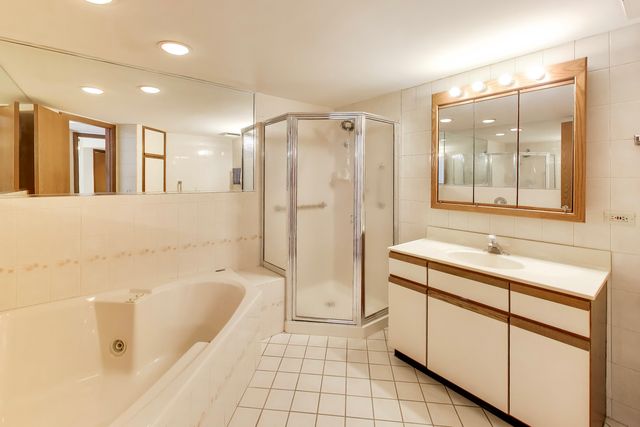 6980 W Touhy Avenue 402, Niles, IL 60714