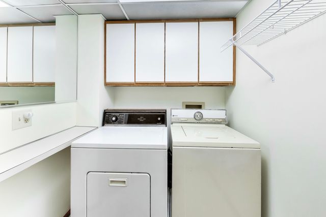 6980 W Touhy Avenue 402, Niles, IL 60714