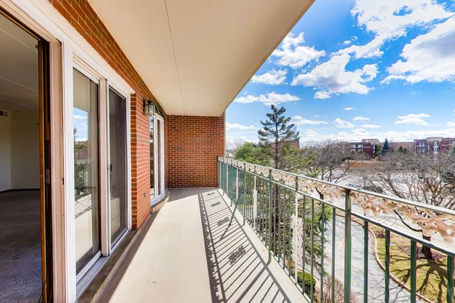 6980 W Touhy Avenue 402, Niles, IL 60714