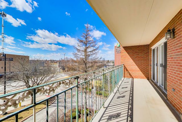 6980 W Touhy Avenue 402, Niles, IL 60714