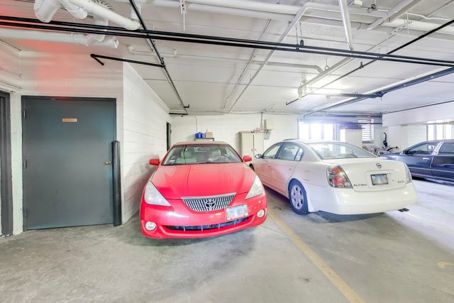 6980 W Touhy Avenue 402, Niles, IL 60714