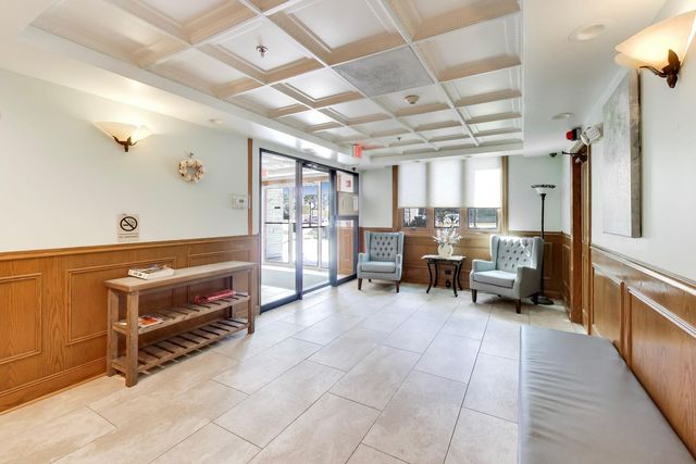 6980 W Touhy Avenue 402, Niles, IL 60714