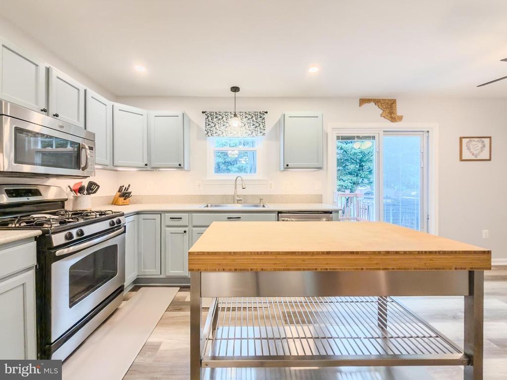 Image 13 of property listing at 406 BLOSSOM LN, Frederick, MD 21701