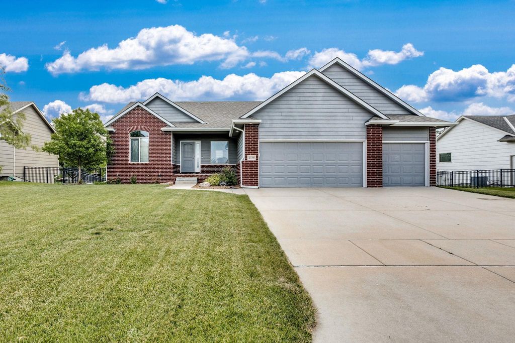 2730 N Woodridge St, Wichita, KS 67226