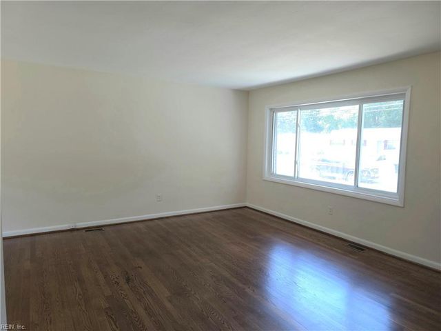 87 Kendall DR, Newport News, VA 23601