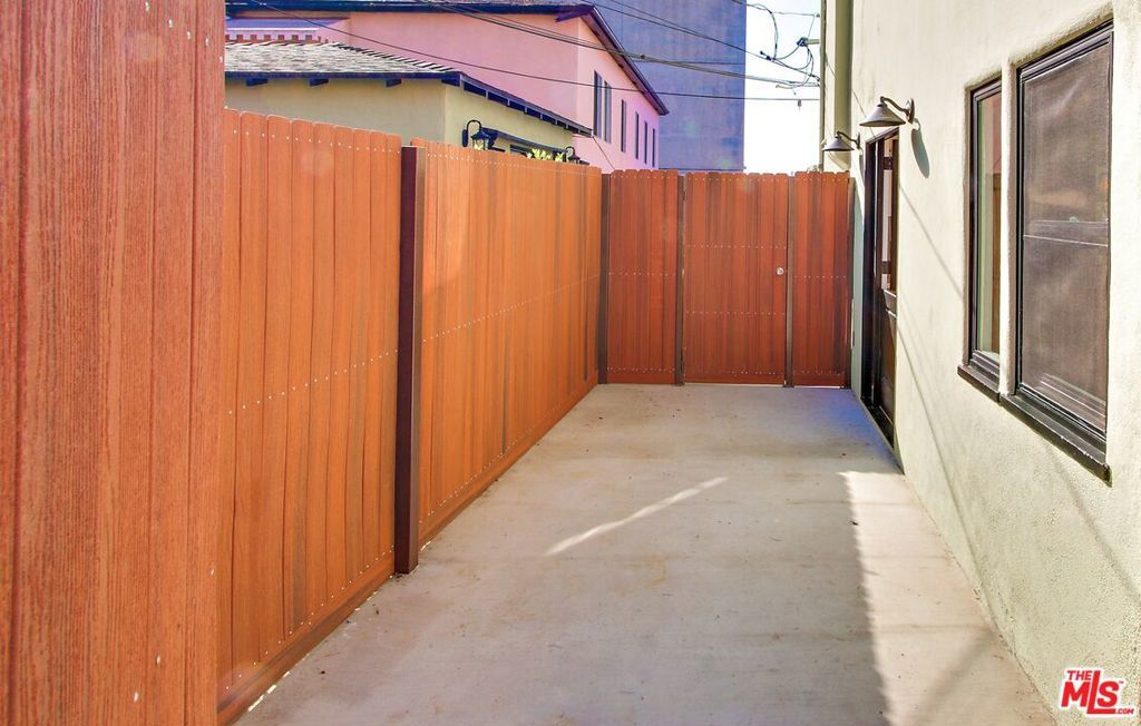 Image 22 of property listing at 836 Hilldale Avenue, West Hollywood, CA 90069