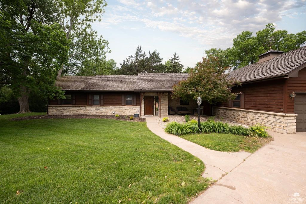 1001 Sycamore Lane, Manhattan, KS 66502